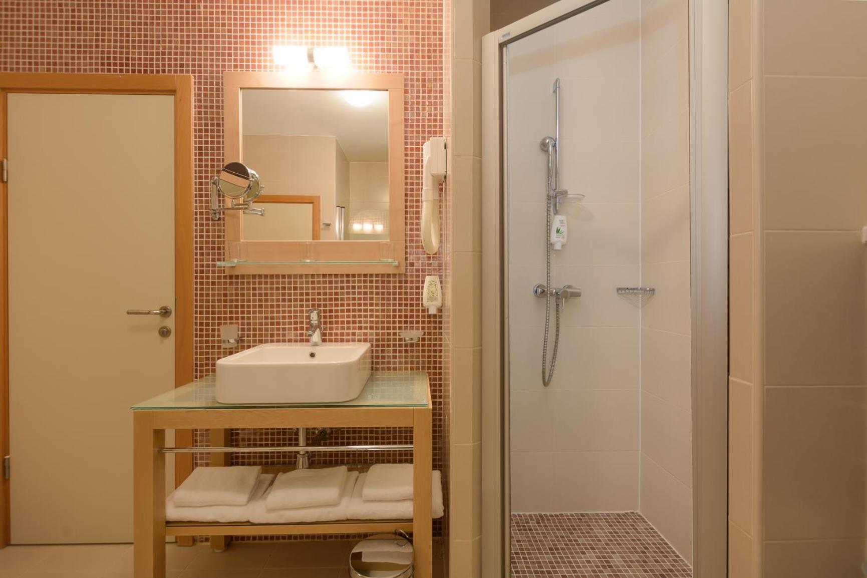 Apartments Grand Novi Vinodolski Resort Rum bild